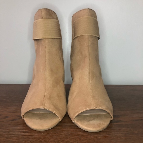 Gently used 8.5 tan heels - Picture 1 of 7